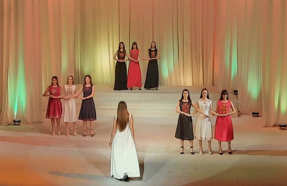 Парад на модата-Лято 2023 определи за пръв път Дизайнер на годината/СНИМКИ-ВИДЕО/